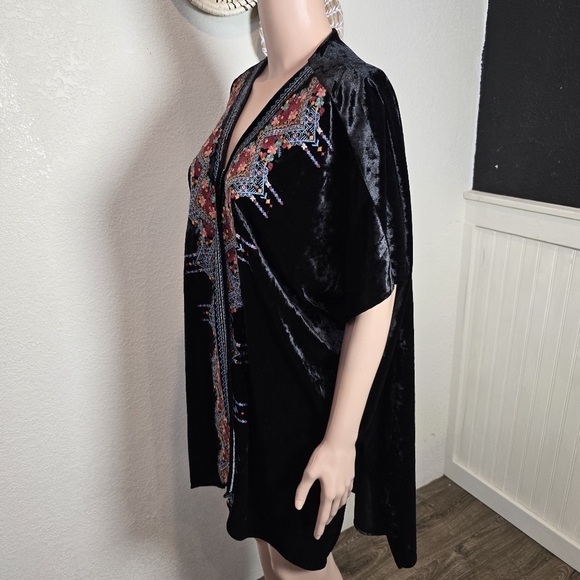 Madeline Sparklestein Embroidered Floral Black Boho Velvet Kimono Top Size M/L - Picture 8 of 15